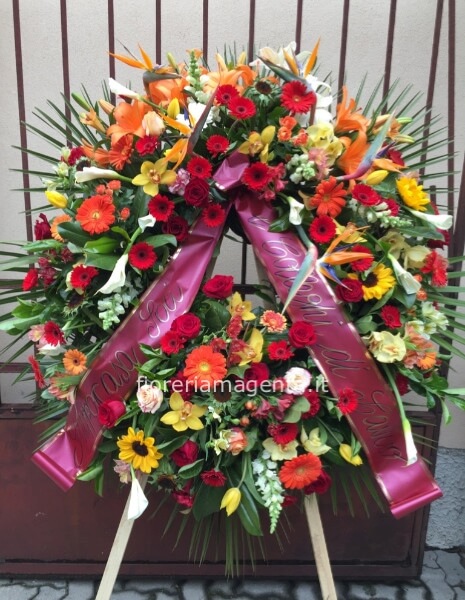 Corona funebre con fiori freschi assortiti, colorata.un segno importante per condoglianze a 